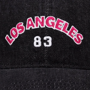 Gros plan sur la broderie 3D Los Angeles sur le tissu en denim noir de la casquette