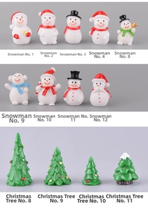 Vue macro de figurines miniatures de Noël en résine avec bonhommes de neige et sapins