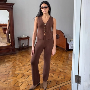 Chic set due pezzi in maglia marrone con gilet senza maniche bottoni dorati e pantaloni larghi