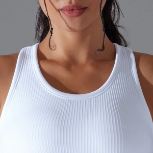 Détail macro du débardeur de yoga côtelé blanc avec coutures fines à l'encolure