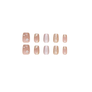 Faux ongles carrés courts rose nude avec strass étincelants et perles élégantes