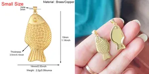 Mesures détaillées du pendentif cœur en laiton avec échelle de taille sur la main