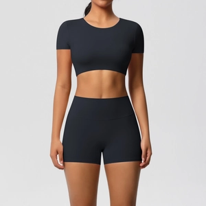 Vorderansicht des schwarzen Yoga-Sets mit Crop-Top und High-Waist-Sportshorts