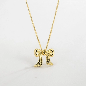Elegante collana con ciondolo a fiocco dorato, finitura lucida e catenina sottile