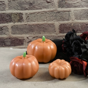 Tre candele a forma di zucca arancione in varie dimensioni per decorazioni Halloween