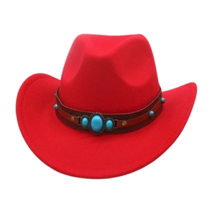 Détail d'un chapeau de cowboy rouge avec pierres turquoise et clous en bronze décorés