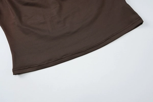 Détail de l'ourlet à double couture sur un ensemble jupe courte moulante marron foncé