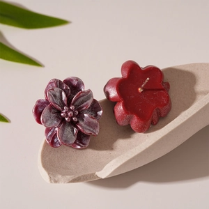 Vue détaillée de boucles d'oreilles vintage en résine rouge foncé avec tiges en argent
