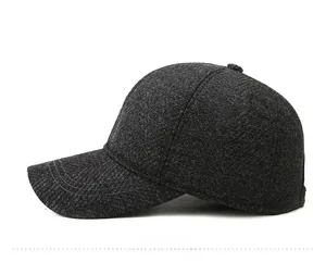 Seitenansicht der dunkelgrauen strukturierten Winter-Baseballkappe mit silbernem M-Logo