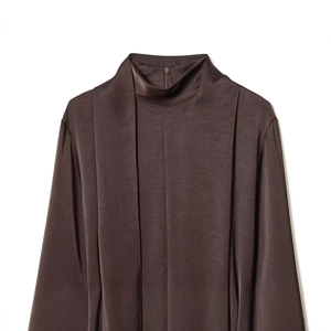 Elegante abito in raso marrone scuro con collo alto e pieghe asimmetriche