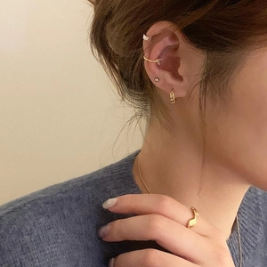 Minimalist 925 silver heart zircon ear cuff and jewelry set on model with gold finish