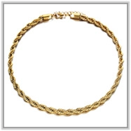 Detail einer goldenen Kordelkette mit Karabinerverschluss und verstellbarer Verlängerung