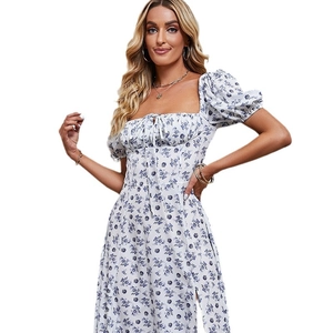 Florales Kleid mit Puffärmeln und Schlitz mit blauem Blumenmuster für die Sommermode
