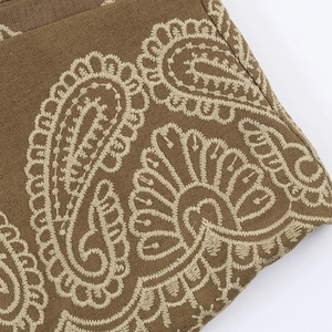 Gilet ethnique marron en coton avec broderie paisley beige et coupe ajustée
