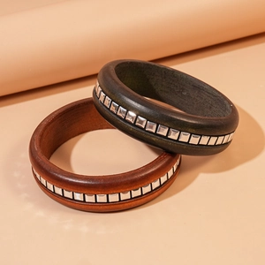 Bracelets rétro en bois marron et vert foncé avec des rivets métalliques carrés