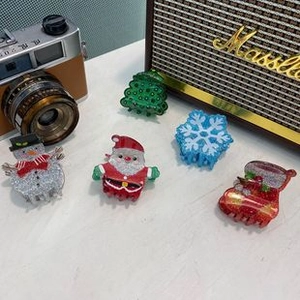 Detailansicht von Weihnachts-Haarklammern mit Weihnachtsmann-, Schneemann- und Baum-Motiven