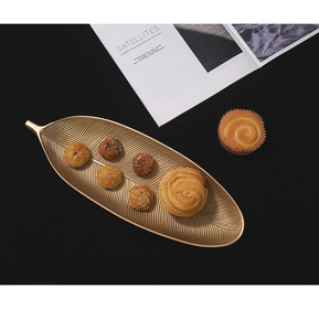 Makroaufnahme einer blattförmigen Goldplatte mit Blattadern für Snacks oder Schmuck