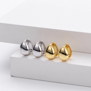 Detail of s925 sterling silver teardrop earrings in gold and silver polished finishes