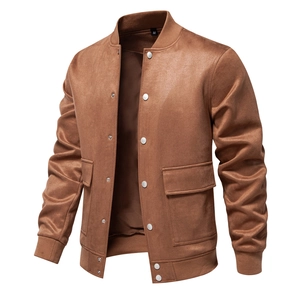 Détails de la veste en daim marron avec boutons pression argentés et poignets côtelés