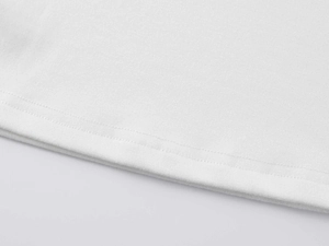 Gros plan détaillé du tissu en modal blanc montrant la couture de qualité et la texture