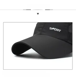 Dettaglio cappellino sportivo nero con pannelli mesh e visiera 3D e logo SPORT