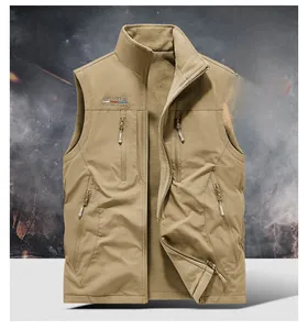 Detail der khakifarbenen Outdoor-Weste mit dickem Fleece-Futter und windfestem Stoff