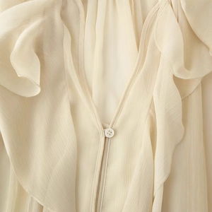 Blouse en mousseline crème à volants de style français avec col en V et texture