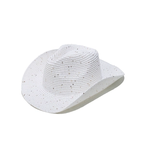 Détail du chapeau de cow-boy en paille blanche avec paillettes dorées et bord roulé