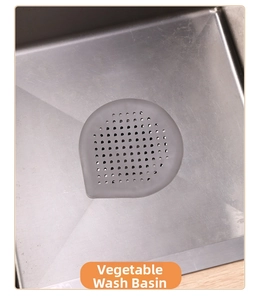 Vista dall'alto di un filtro per lavello in silicone grigio per capelli e residui cibo