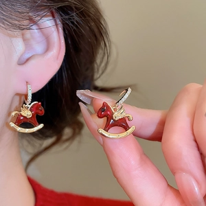 Détails des boucles d'oreilles cheval à bascule en émail rouge et zircons cubiques