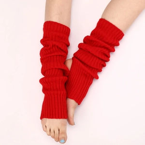 Nahaufnahme der roten gerippten Yoga-Beinstulpen mit Stegbügel-Design am Modell