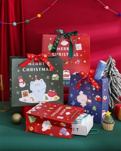 Vue détaillée de sacs cadeaux de Noël avec motifs festifs et rubans en satin élégants