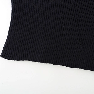 Débardeur en maille côtelée noire pour femme avec texture rayée verticale détaillée