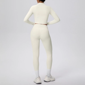 Vue arrière d'un ensemble de yoga côtelé à taille haute avec une coupe sculptante