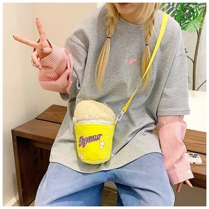 Vue détaillée d'un sac bandoulière en peluche jaune en forme de seau de pop-corn