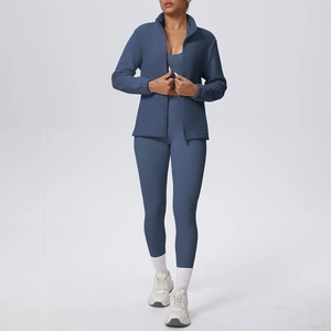 Set yoga 3 pezzi blu polvere con giacca a zip, reggiseno sportivo e leggings a vita alta