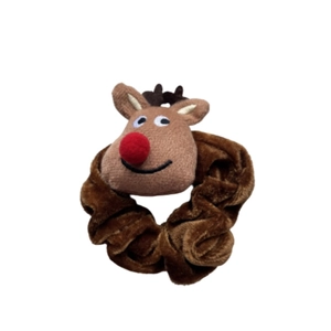Détail d'un chouchou renne marron en peluche avec bois pour coiffures de Noël festives