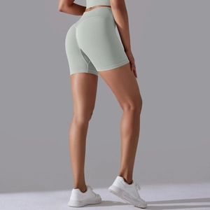 Vue détaillée du short de yoga sans couture vert sauge avec effet galbant et taille haute