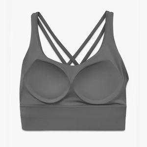 Dettaglio del reggiseno sportivo grigio scuro con incrocio posteriore e tessuto opaco elastico