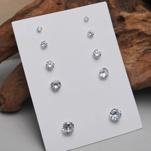 Détail de six paires de boucles d'oreilles en oxyde de zirconium de tailles variées
