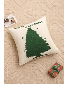 Détail de la broderie Merry Christmas et du sapin vert sur la taie d'oreiller en velours