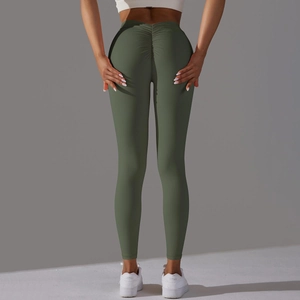 Détail du legging de yoga taille haute avec effet froncé en vert foncé mat