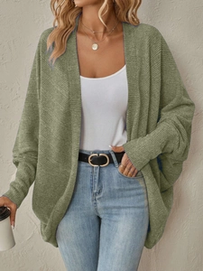 Dettaglio del cardigan oversize verde salvia con trama in maglia fine e maniche a pipistrello