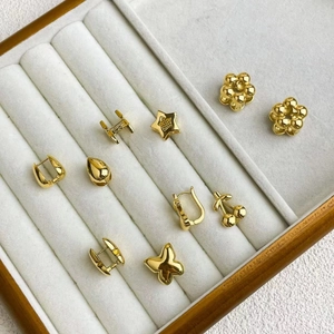 Assortimento di orecchini a cerchio in acciaio al titanio placcati in oro 18K con ciondoli