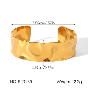 Gros plan du bracelet manchette doré avec texture martelée et mesures de dimensions