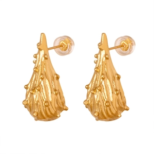 Onregelmatige gouden druppeloorbellen in vintage lava-ontwerp met minimalistische look