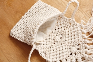 Detailansicht der handgewebten Tasche im Boho-Stil mit Reißverschluss und Baumwollfutter
