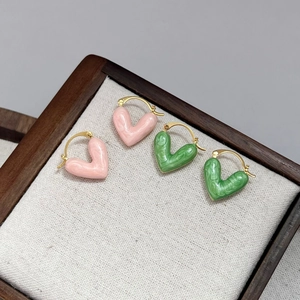 Elegant heart-shaped enamel earrings with pink and green marble pattern in gold finish