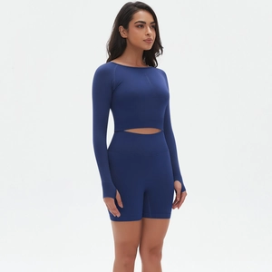 Dunkelblaues nahtloses Yoga-Set mit langärmeligem Crop-Top und hoher Sportshorts