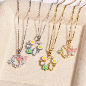 Détails des colliers couronne de fleurs colorés avec pendentifs papillon et lapin